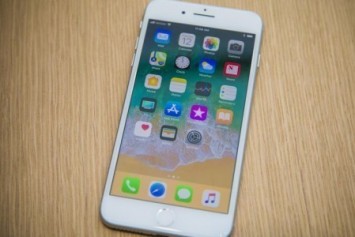 iPhone 8'i avcı bıçağı ile çizmeye çalıştılar