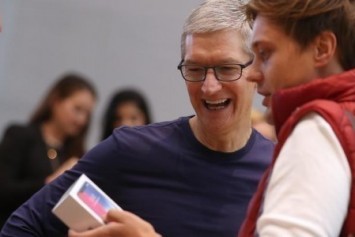 Tim Cook'a göre, kahve içen herkes iPhone X alabilir