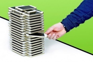 iPhone SE’ler ile Jenga oynadılar