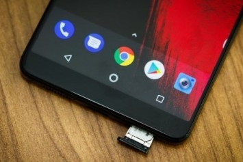 Essential Phone'un içerisi karma karışık, tamiri çok zor