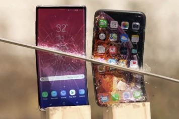 iPhone Xs Max ile Galaxy Note 9'a kılıçla vurursanız ne olur?