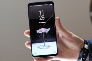 Galaxy S9 ﻿60 km hızla giderken arabanın camından atıldı