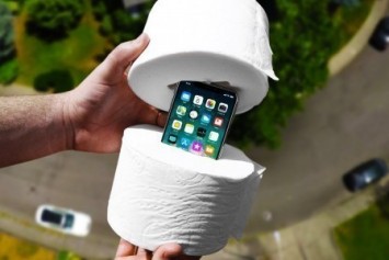 iPhone X'i tuvalet kağıdına sarıp aşağıya attılar