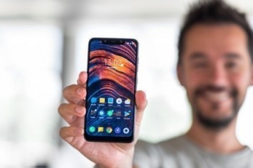Pocophone F1 Dayanıklılık Testinde