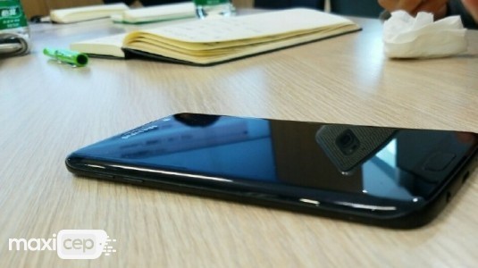 Parlak Siyah Galaxy S7 Edge Görselleri Sızdırıldı