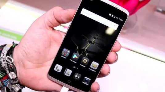 ZTE Axon 2 Akıllı Telefon, Perakendecilerde Listelenmeye Başladı