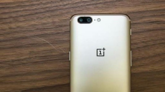 Oneplus 5T'nin Bir Görüntüsü Daha Ortaya Çıktı