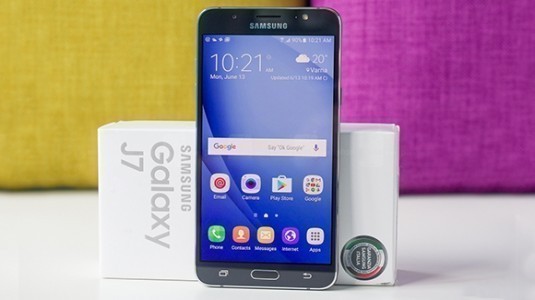 Duman çıkartan Galaxy J7, uçakta korku saldı