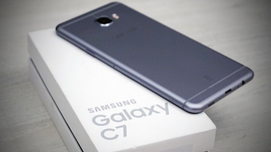 Samsung Galaxy C7 Android 7.0 Nougat Güncellemesi Almaya Başladı