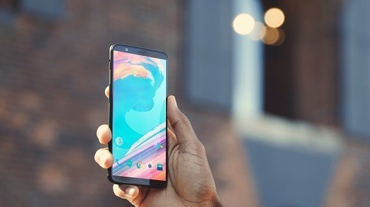 OnePlus 5T'de Önceki Modelde Olan Jelly Efekt Sorunu Olmayacak