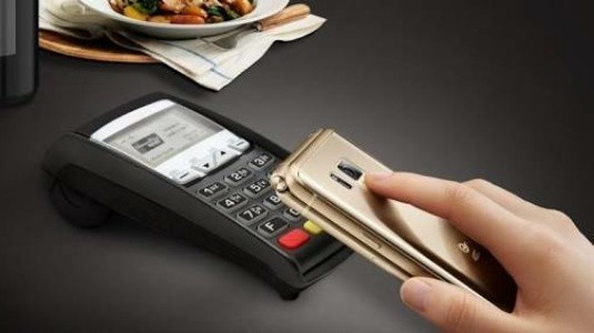 Samsung W2018 kapaklı telefon, 1 Aralık'ta satışa sunulacak
