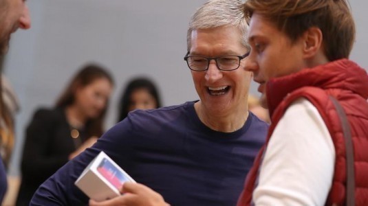 Tim Cook'a göre, kahve içen herkes iPhone X alabilir