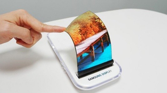Samsung, İlk Katlanabilir Akıllı Telefonu olan Galaxy X'i 2018 Yılında Piyasaya Sunmayı Planlıyor