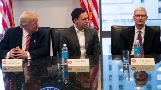 Tim Cook'a, Trump'a karşı durması için binlerce tweet atıldı