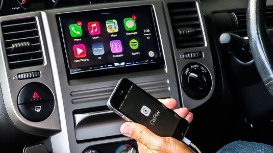 Apple CarPlay artık Mini ve Aston Martin markalarında yer alacak