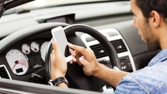 Dünyada her iki kişiden birisi araç kullanırken telefonla konuşuyor