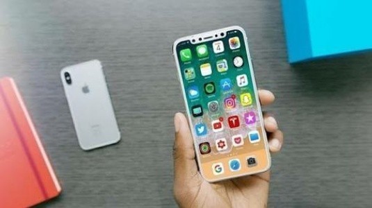 Kırmızı İPhone 8 Bir Videoda Ortaya Çıktı