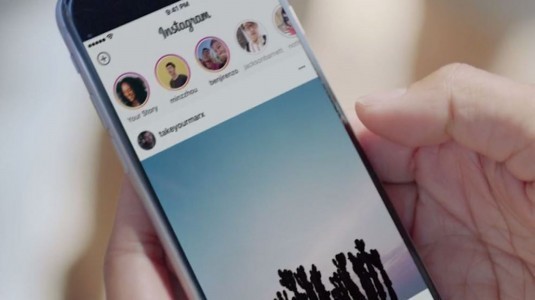 Instagram, Hikayeler'i Doğrudan Facebook'ta Paylaşmayı Test Ediyor
