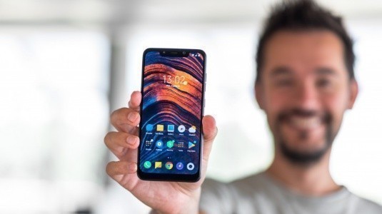 Pocophone F1 Dayanıklılık Testinde