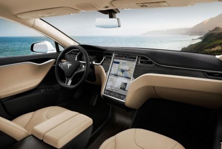Tesla güncellenmiş otomatik pilotu ile karşımızda
