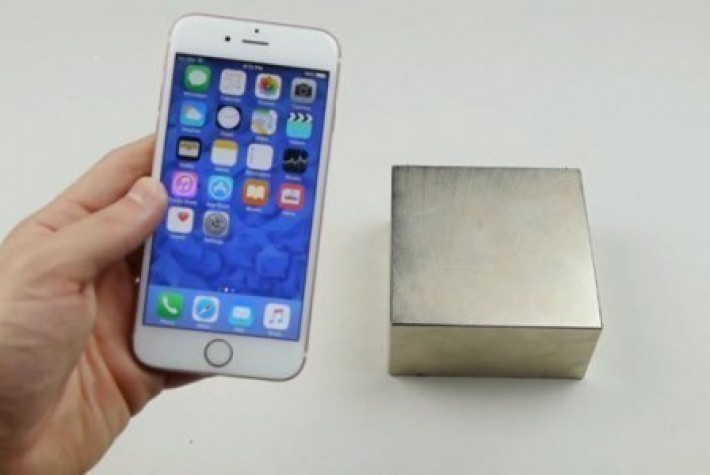 iPhone 6S'in üzerine erimiş metal döktüler