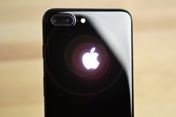 iPhone X ve 8 Plus'ın arkasındaki Apple logolarını ışıklı yapın