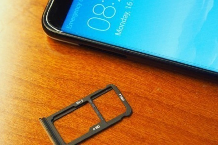 Huawei Mate 10 serisi SIM kartı ve MicroSD kart nasıl takılır?