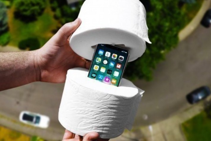 iPhone X'i tuvalet kağıdına sarıp aşağıya attılar