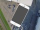 iPhone 6S'in üzerine, kaynayan zift döktüler