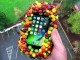 500 tane bonibon ile kaplayıp, iPhone 7'yi 100 FT'ten attılar