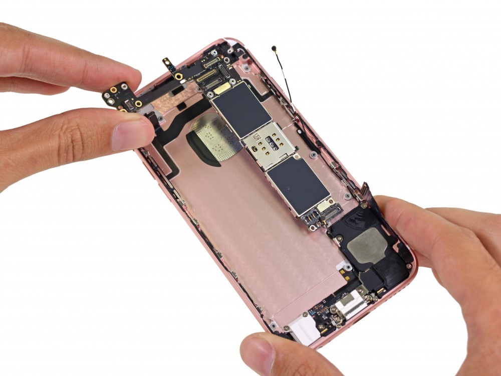 iPhone 6s'in tüm vidaları söküldü