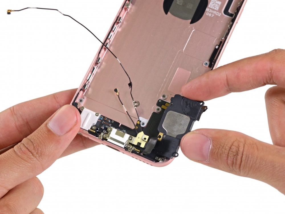 iPhone 6s'in tüm vidaları söküldü