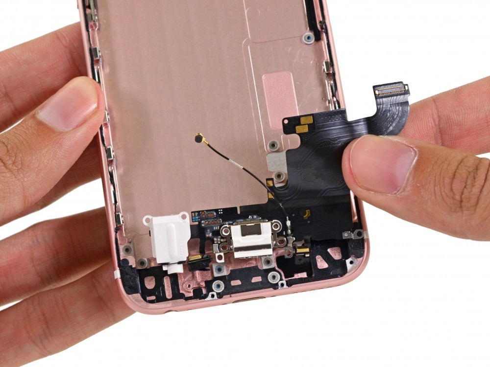iPhone 6s'in tüm vidaları söküldü