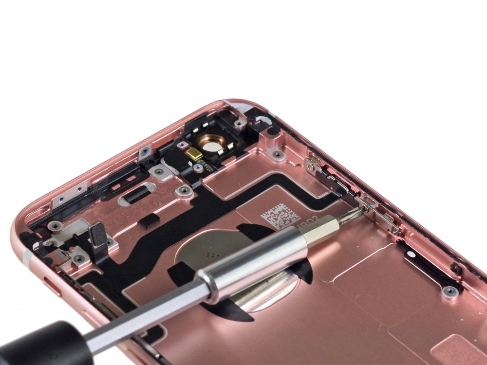 iPhone 6s'in tüm vidaları söküldü