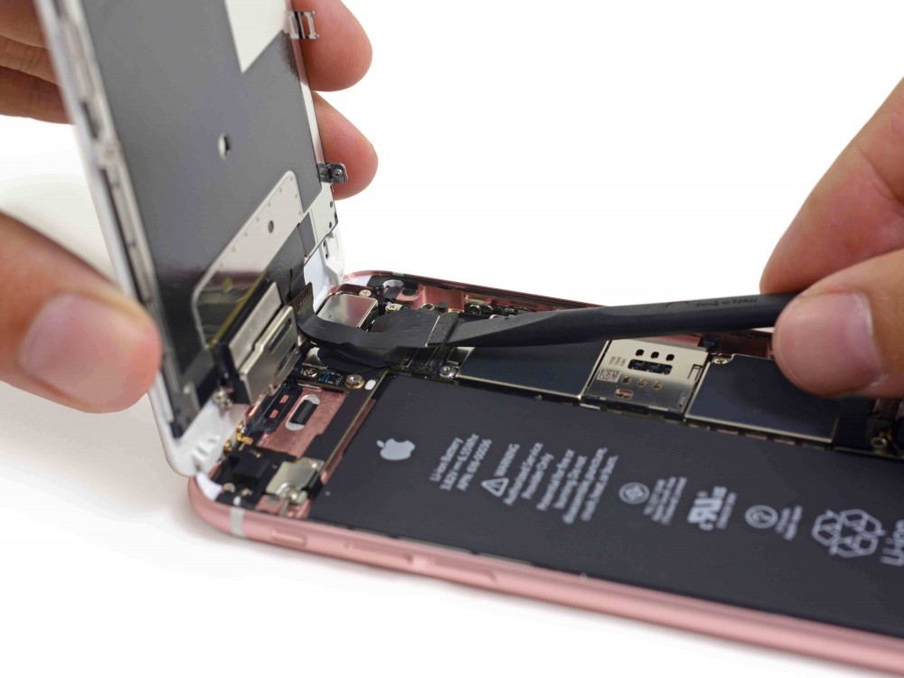 iPhone 6s'in tüm vidaları söküldü