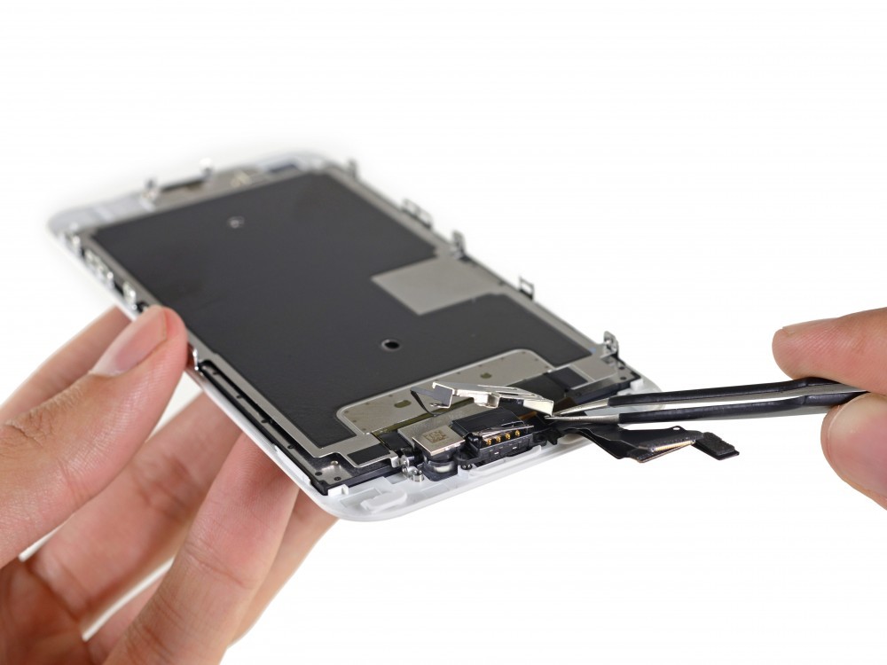 iPhone 6s'in tüm vidaları söküldü