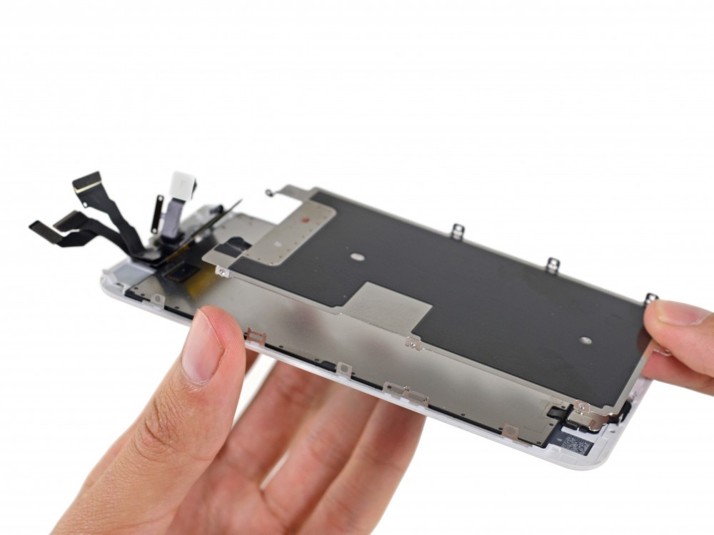 iPhone 6s'in tüm vidaları söküldü