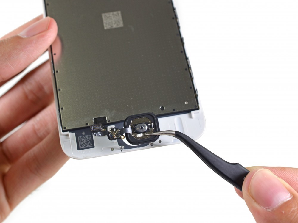 iPhone 6s'in tüm vidaları söküldü
