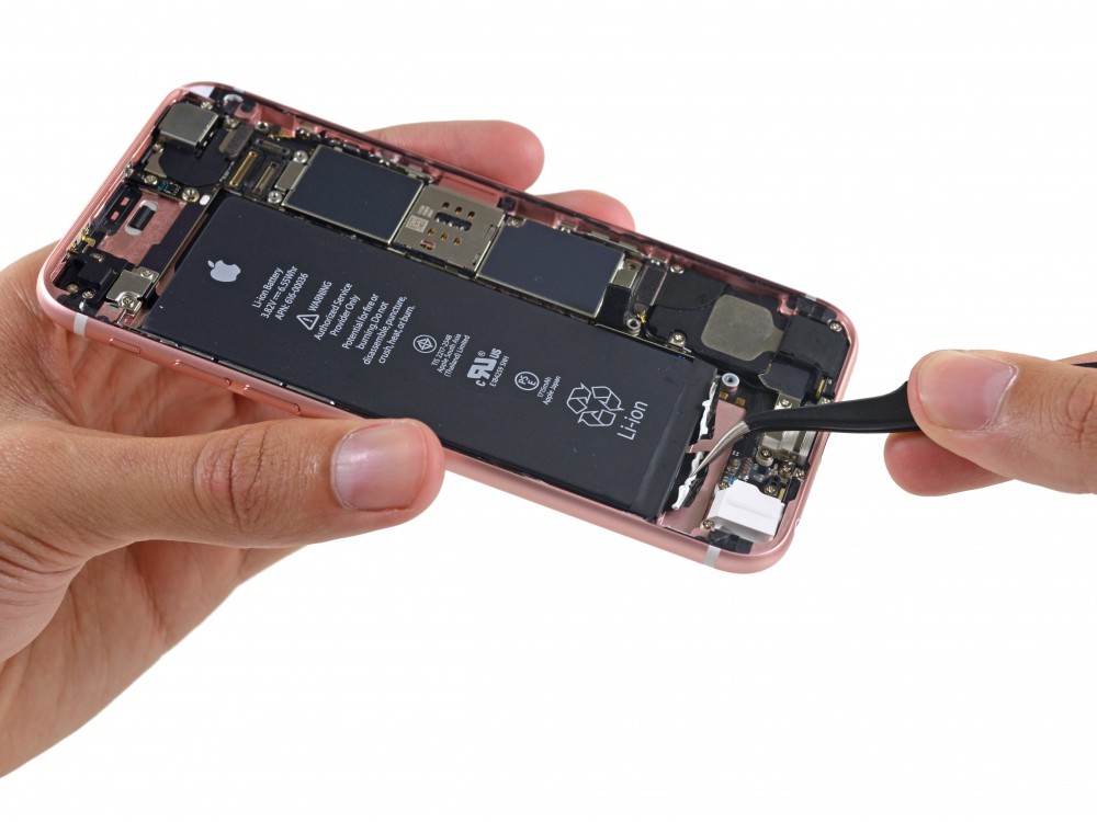 iPhone 6s'in tüm vidaları söküldü