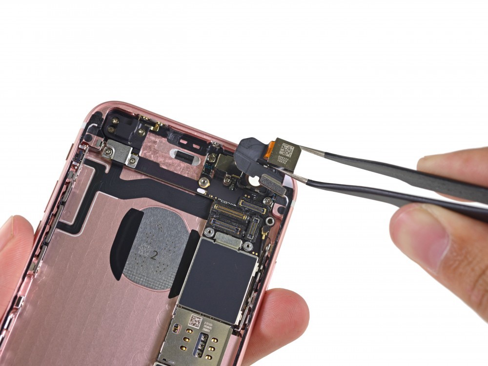 iPhone 6s'in tüm vidaları söküldü