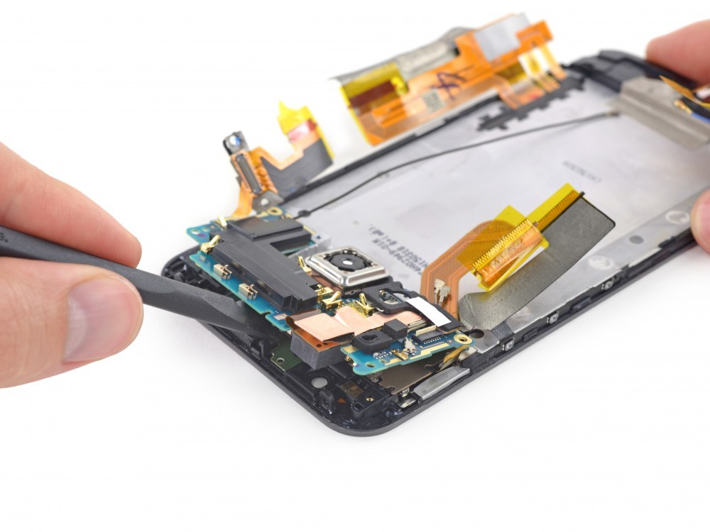 HTC One M9, iFixit stüdyosunda